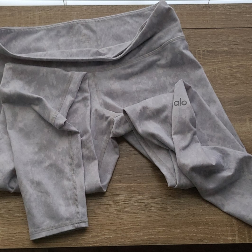 Alo small white leggings